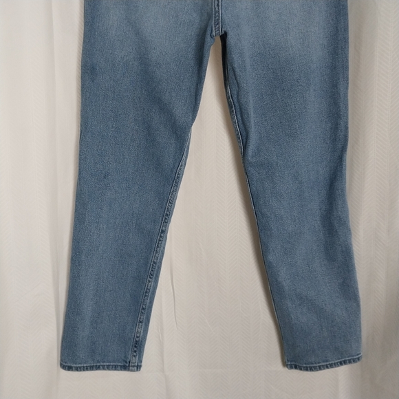 Hollister Curvy Ultra High-Rise Mom Jean  4R 25½" Short Inseam W27 Mid Wash - Picture 6 of 10
